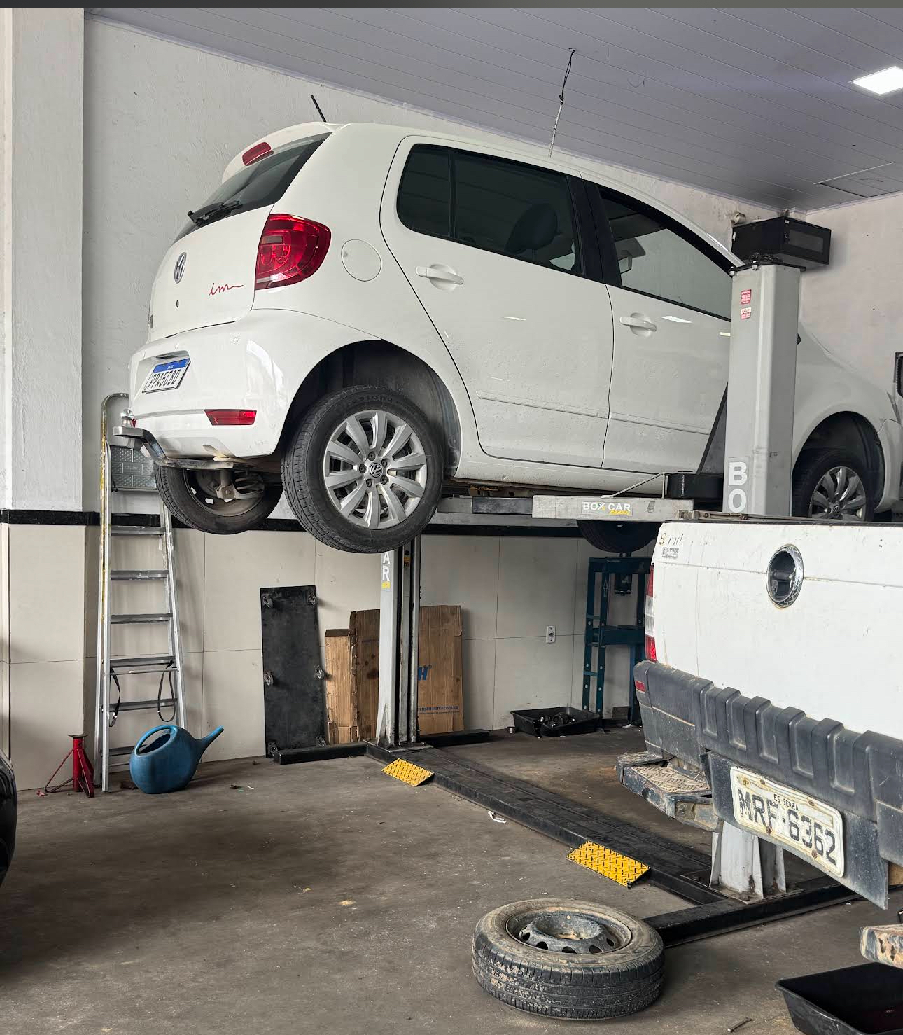 Carro suspenso no elevador na R2 Centro Automotivo em Serra ES