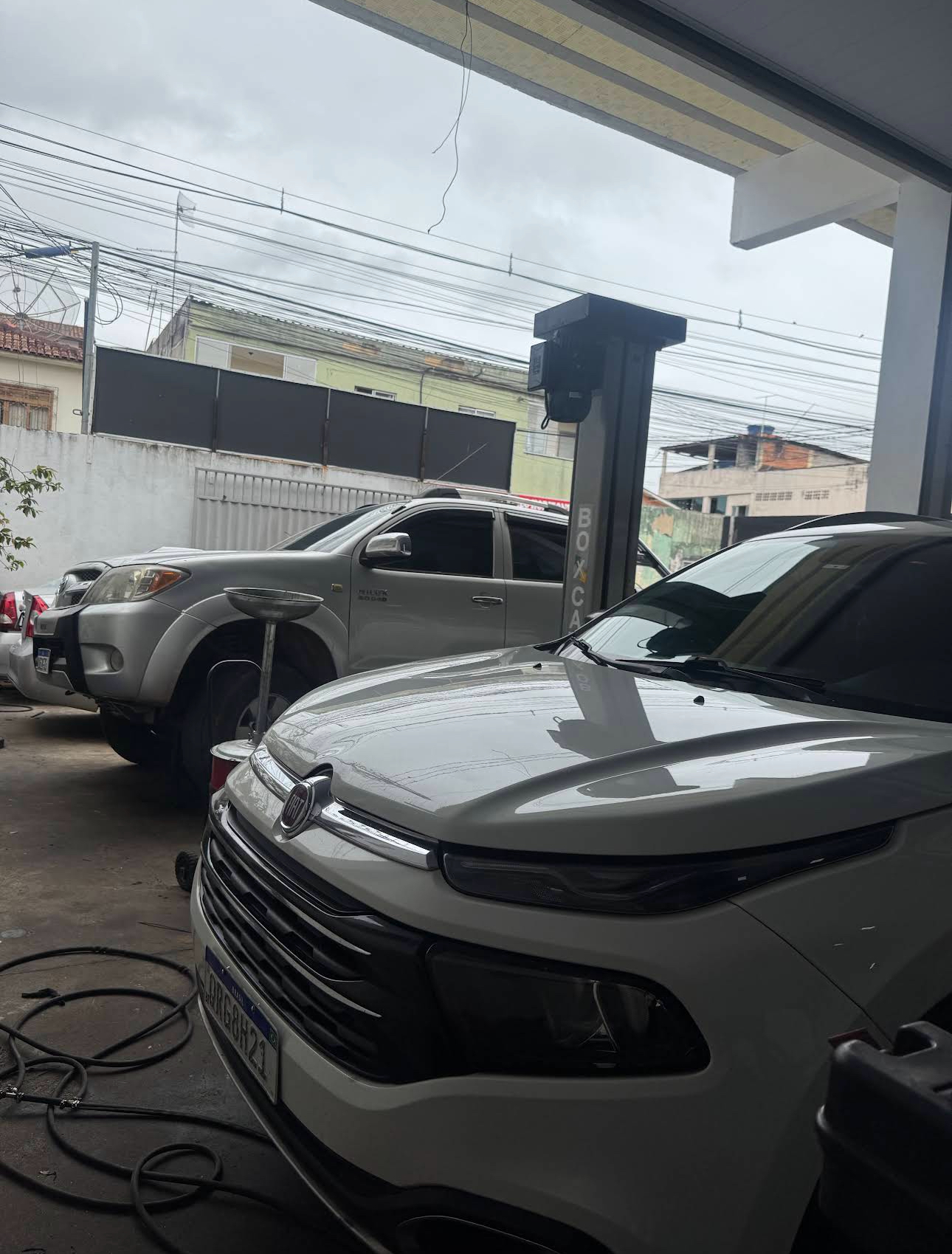 Veículos em atendimento na R2 Centro Automotivo em Serra ES
